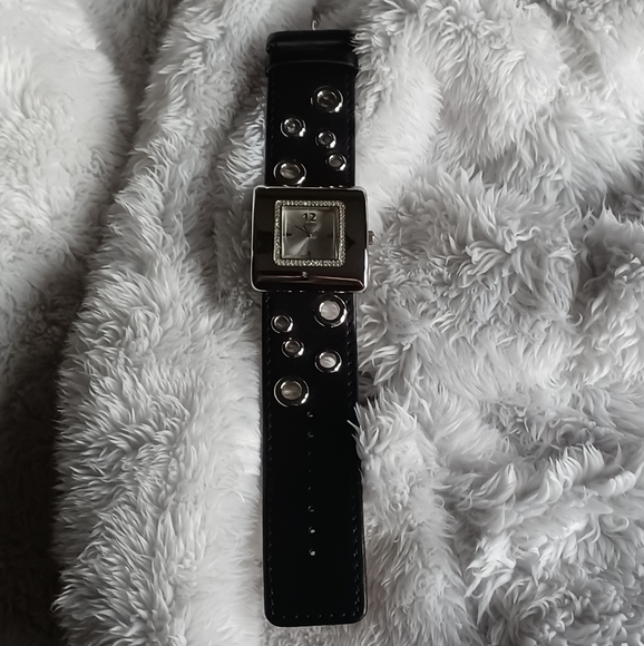 Woman's Guess Watch - Picture 2 of 16